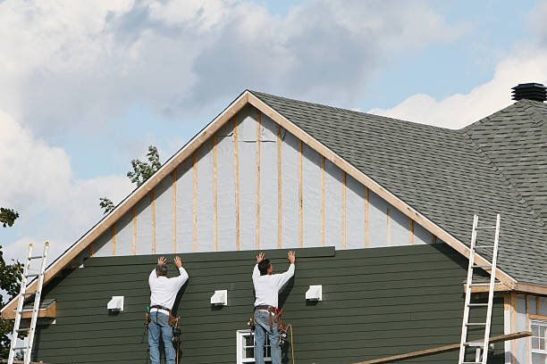 Professional Siding technician working in Bloomington, IL